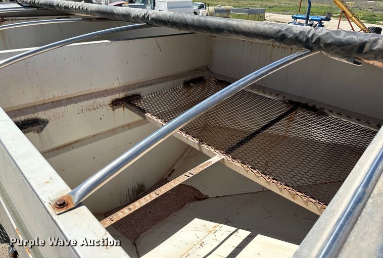 image for item NH9092 1996 International  8200 fertilizer delivery truck