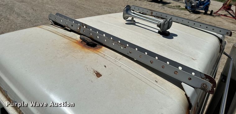 image for item NH9092 1996 International  8200 fertilizer delivery truck