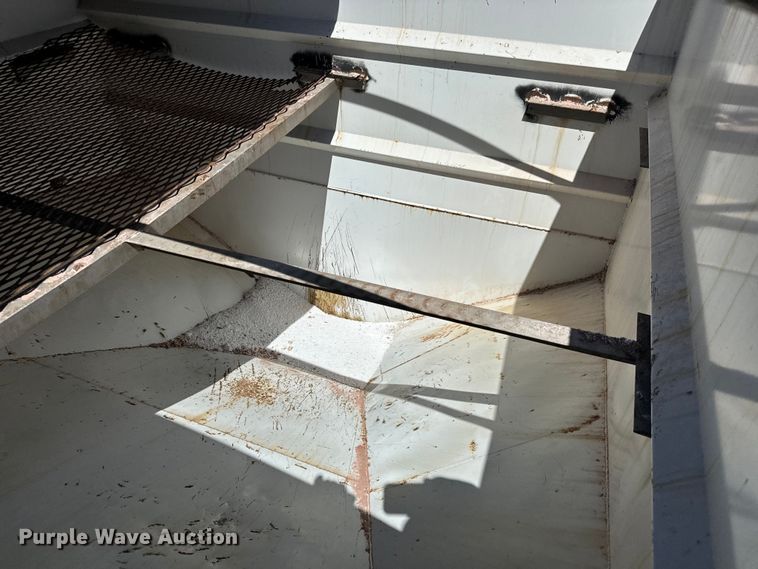 image for item NH9092 1996 International  8200 fertilizer delivery truck