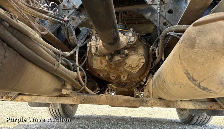 image for item NH9092 1996 International  8200 fertilizer delivery truck