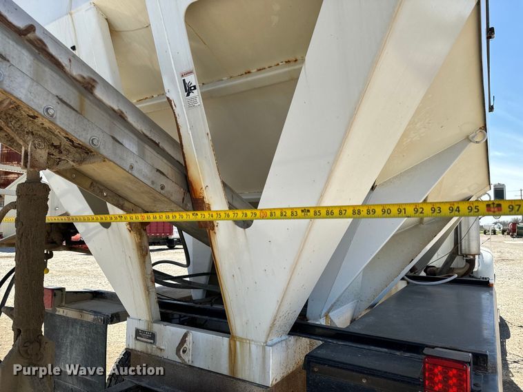 image for item NH9092 1996 International  8200 fertilizer delivery truck