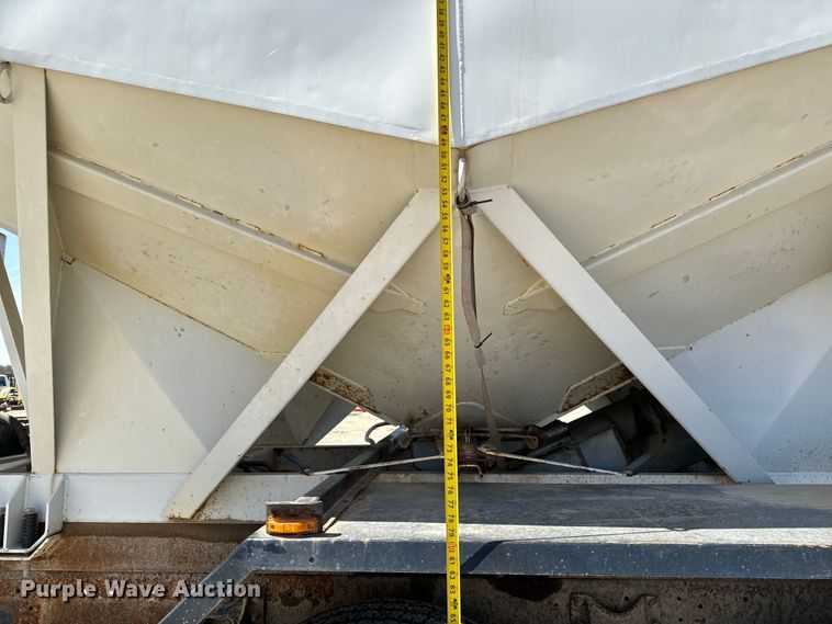 image for item NH9092 1996 International  8200 fertilizer delivery truck