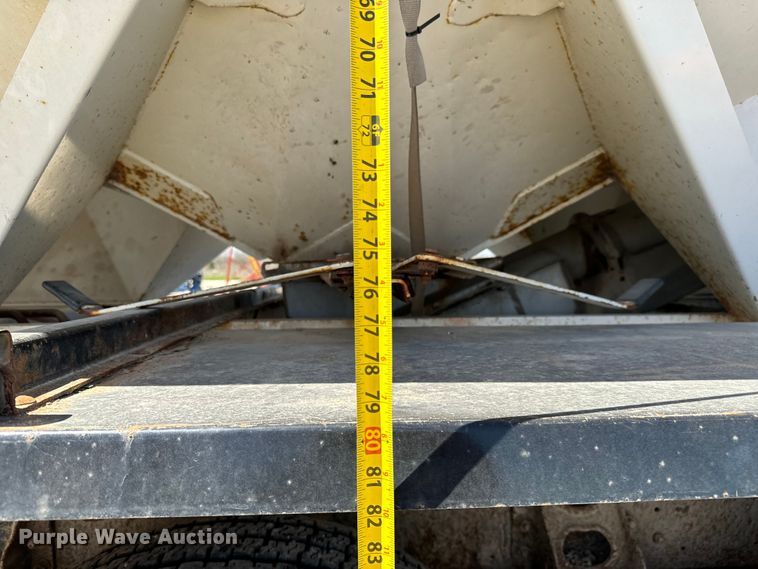 image for item NH9092 1996 International  8200 fertilizer delivery truck