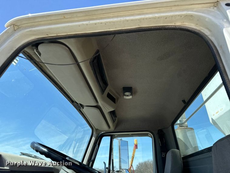 image for item NH9092 1996 International  8200 fertilizer delivery truck