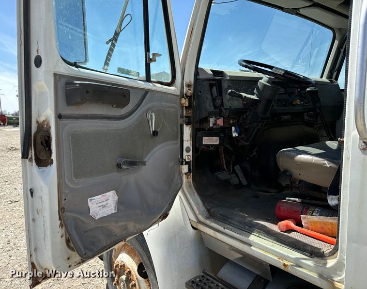 image for item NH9092 1996 International  8200 fertilizer delivery truck