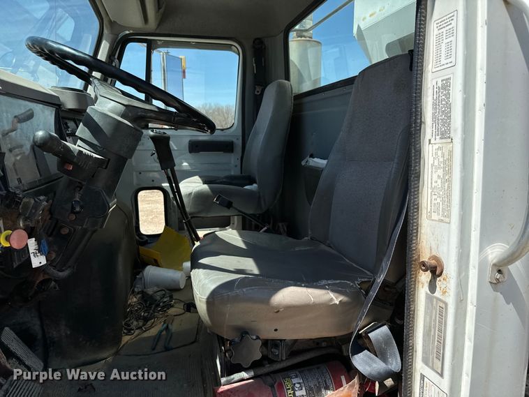 image for item NH9092 1996 International  8200 fertilizer delivery truck