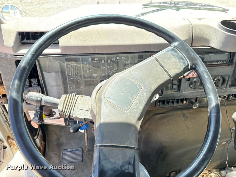 image for item NH9092 1996 International  8200 fertilizer delivery truck