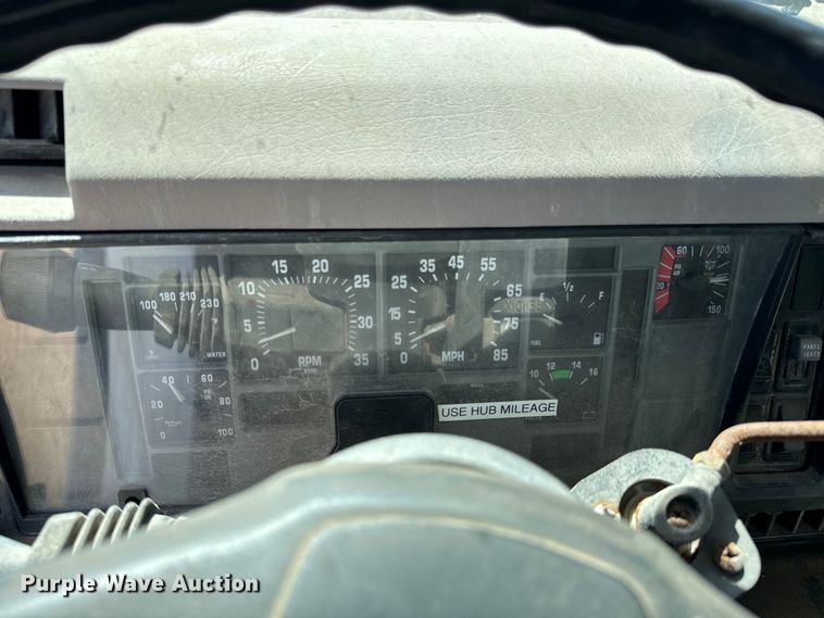 image for item NH9092 1996 International  8200 fertilizer delivery truck