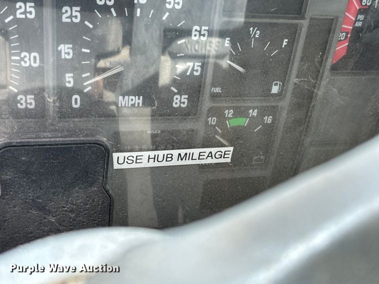 image for item NH9092 1996 International  8200 fertilizer delivery truck