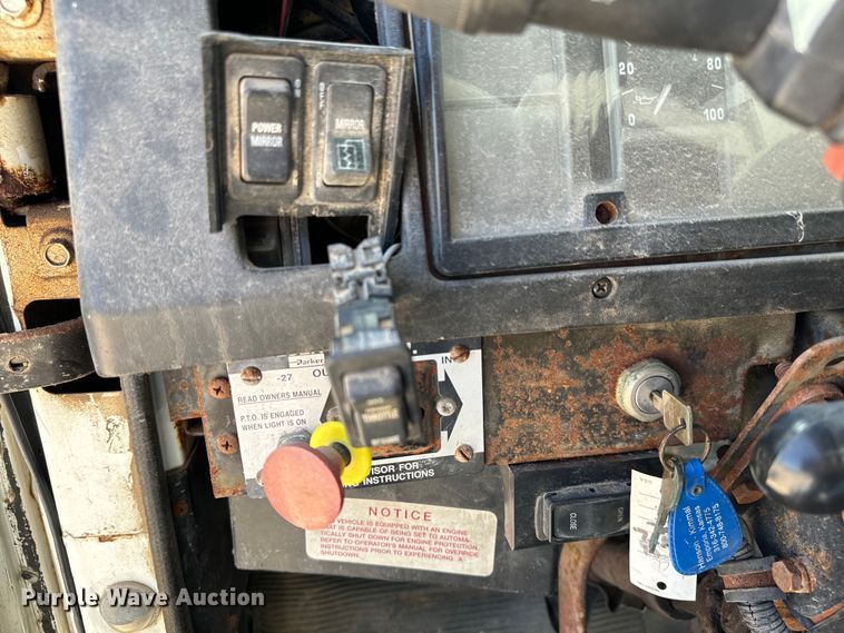 image for item NH9092 1996 International  8200 fertilizer delivery truck