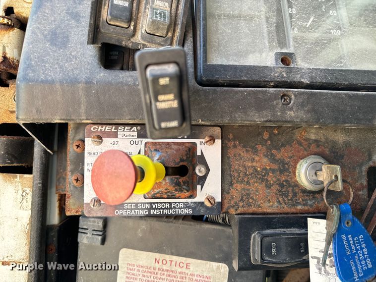 image for item NH9092 1996 International  8200 fertilizer delivery truck