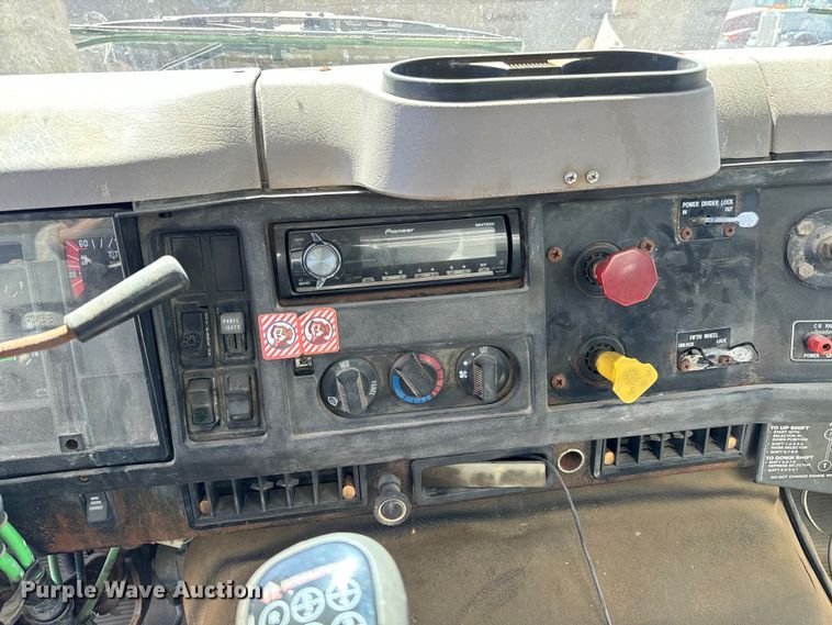 image for item NH9092 1996 International  8200 fertilizer delivery truck