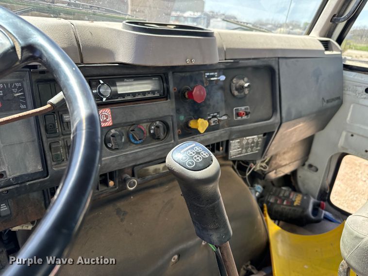 image for item NH9092 1996 International  8200 fertilizer delivery truck