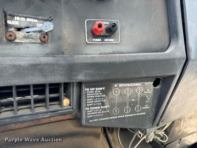 image for item NH9092 1996 International  8200 fertilizer delivery truck