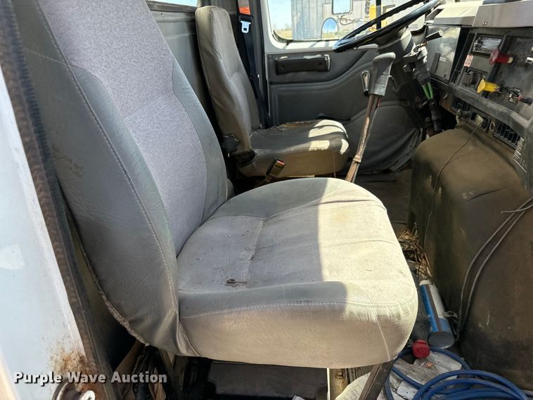 image for item NH9092 1996 International  8200 fertilizer delivery truck