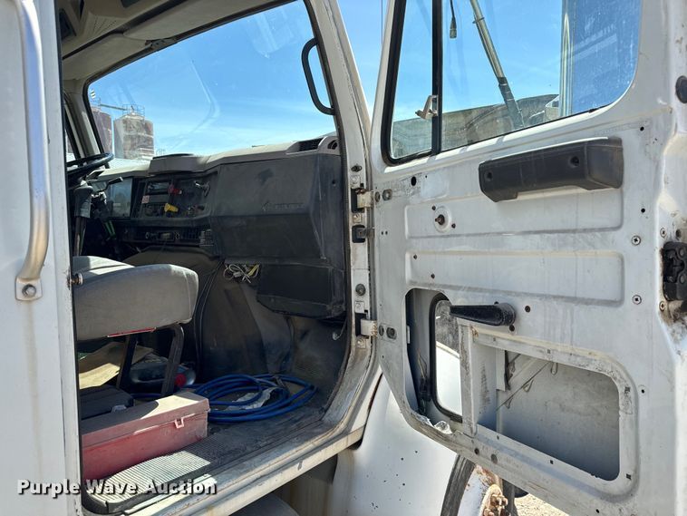 image for item NH9092 1996 International  8200 fertilizer delivery truck