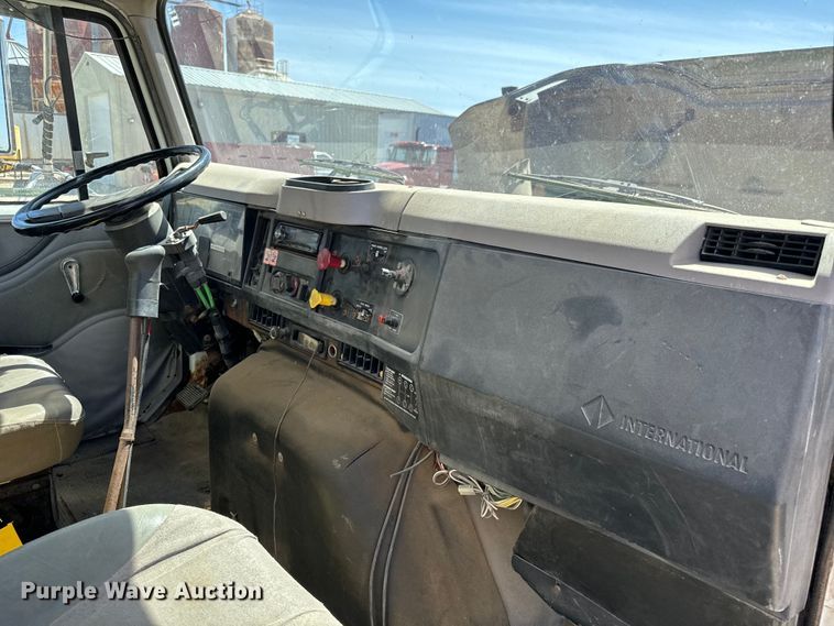 image for item NH9092 1996 International  8200 fertilizer delivery truck