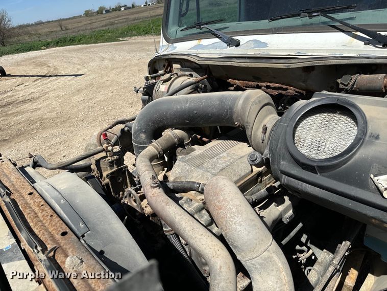 image for item NH9092 1996 International  8200 fertilizer delivery truck