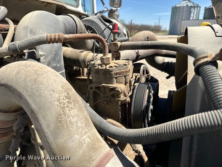 image for item NH9092 1996 International  8200 fertilizer delivery truck