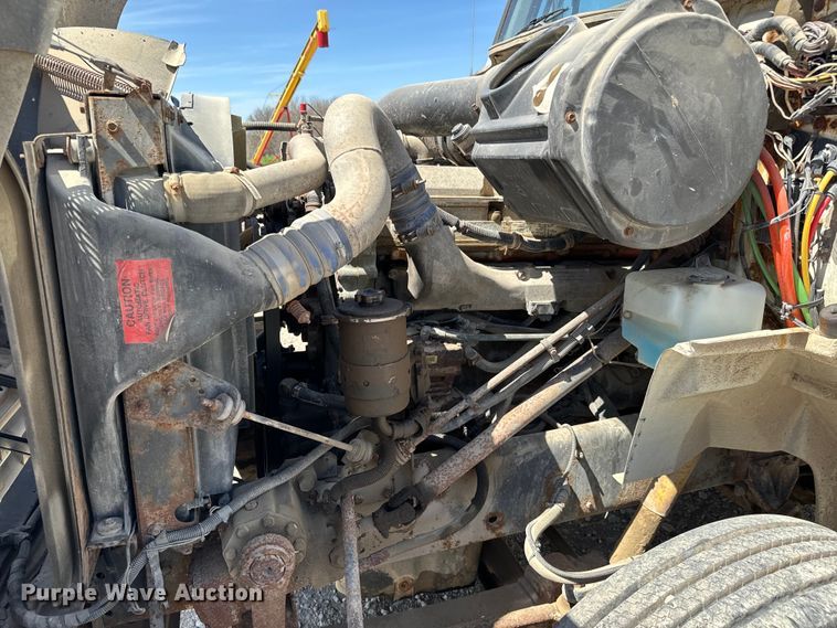 image for item NH9092 1996 International  8200 fertilizer delivery truck