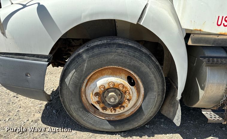 image for item NH9092 1996 International  8200 fertilizer delivery truck