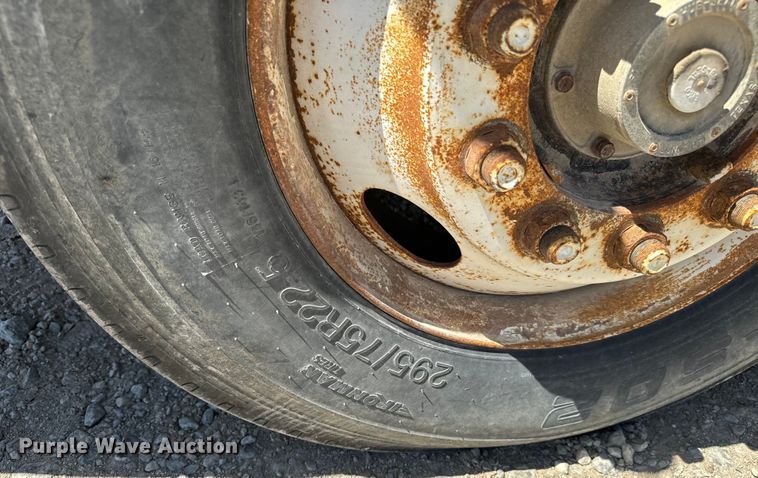 image for item NH9092 1996 International  8200 fertilizer delivery truck