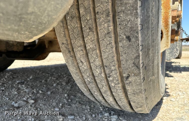 image for item NH9092 1996 International  8200 fertilizer delivery truck