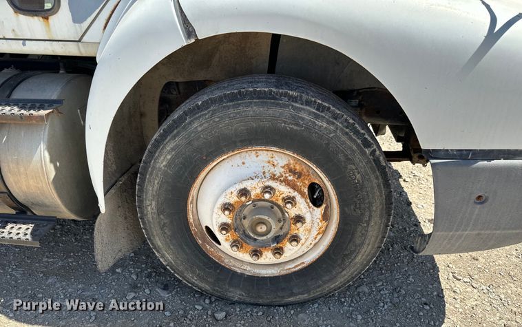 image for item NH9092 1996 International  8200 fertilizer delivery truck