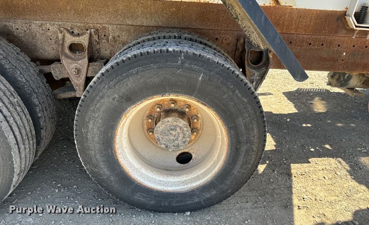 image for item NH9092 1996 International  8200 fertilizer delivery truck