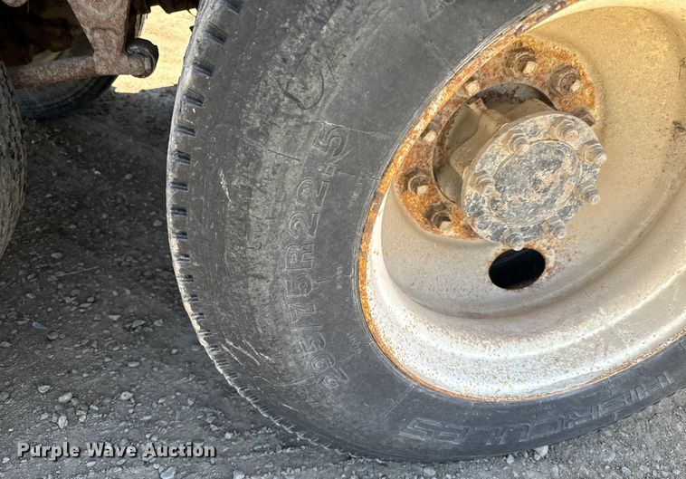 image for item NH9092 1996 International  8200 fertilizer delivery truck