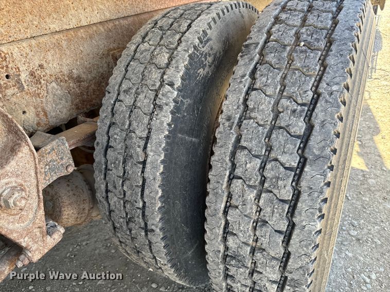 image for item NH9092 1996 International  8200 fertilizer delivery truck