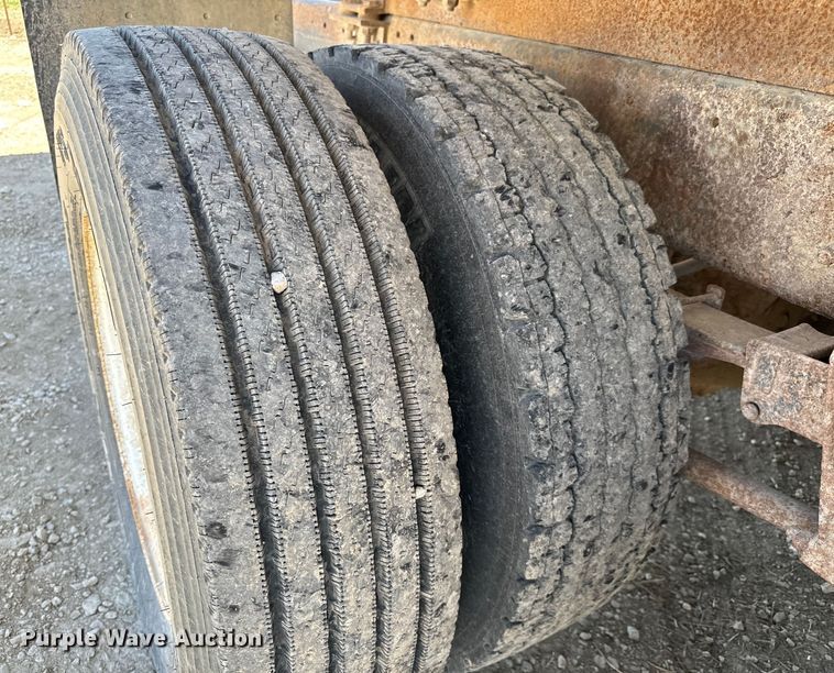 image for item NH9092 1996 International  8200 fertilizer delivery truck