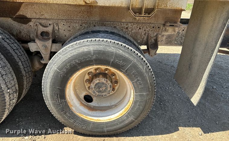 image for item NH9092 1996 International  8200 fertilizer delivery truck