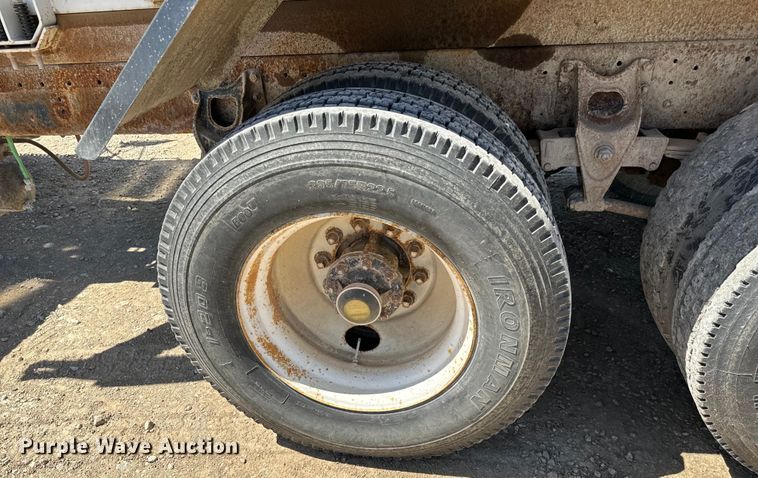 image for item NH9092 1996 International  8200 fertilizer delivery truck