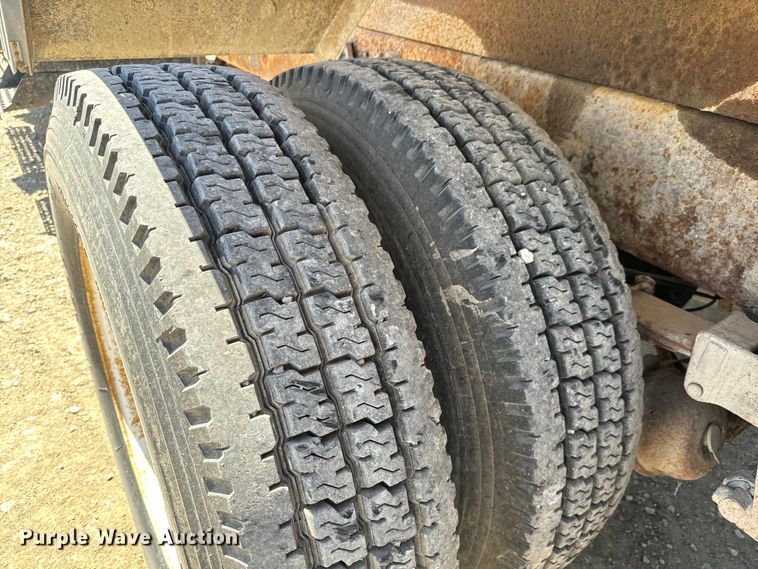 image for item NH9092 1996 International  8200 fertilizer delivery truck