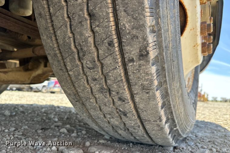 image for item NH9092 1996 International  8200 fertilizer delivery truck