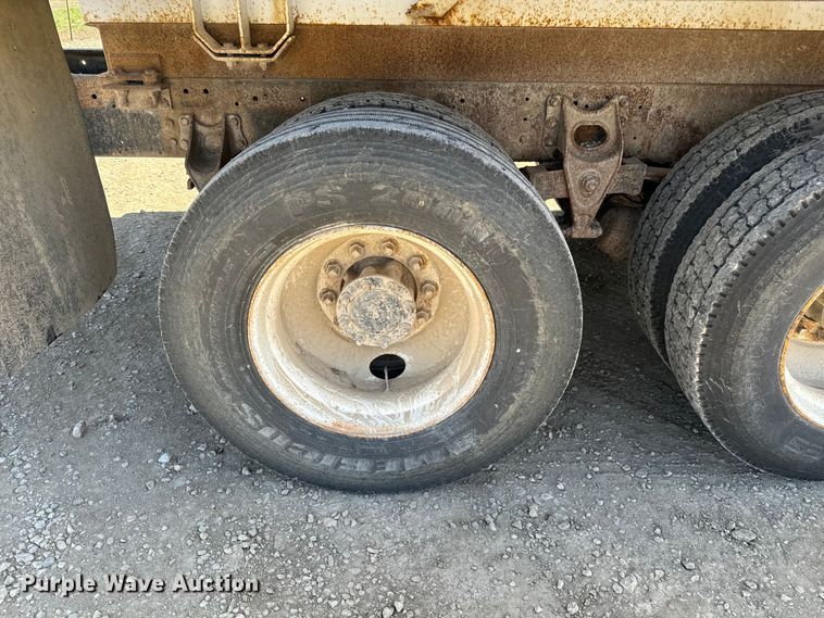 image for item NH9092 1996 International  8200 fertilizer delivery truck