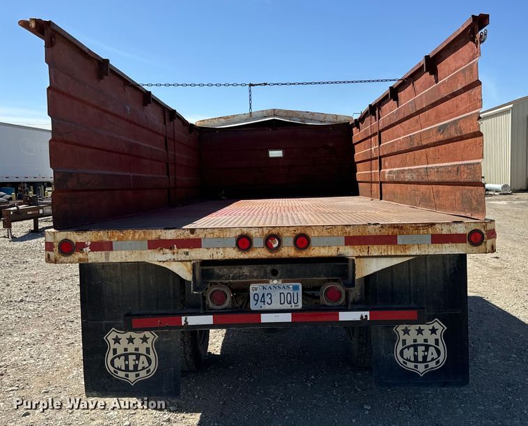 image for item NH9098 1987 GMC grain truck