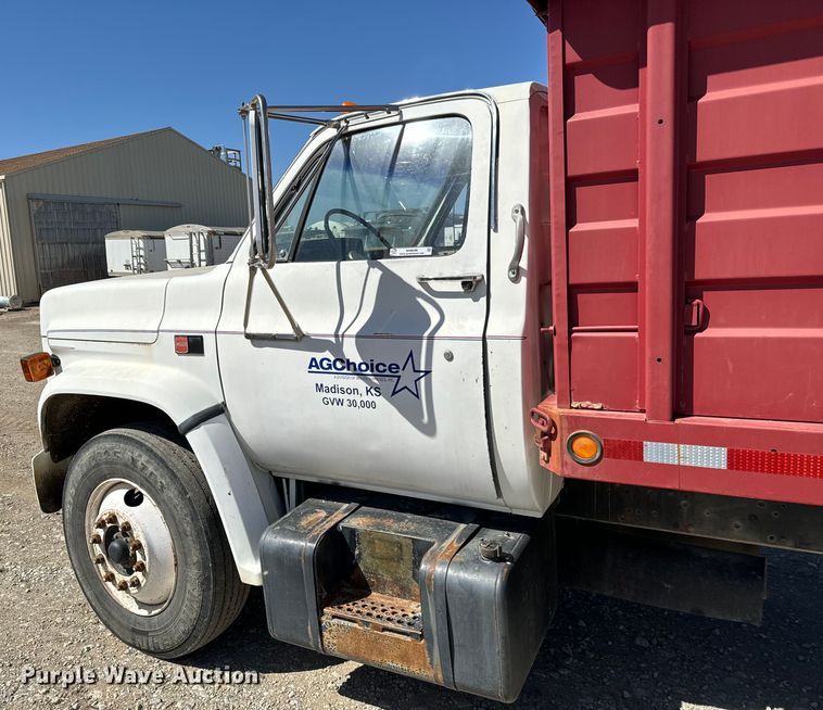 image for item NH9098 1987 GMC grain truck