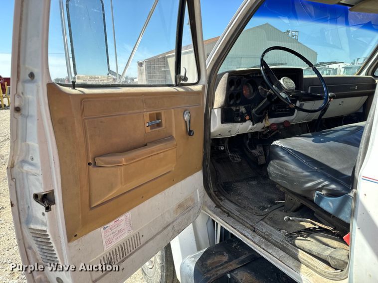 image for item NH9098 1987 GMC grain truck