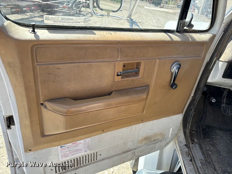 image for item NH9098 1987 GMC grain truck