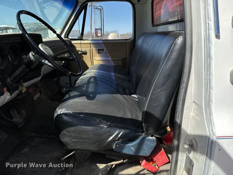 image for item NH9098 1987 GMC grain truck