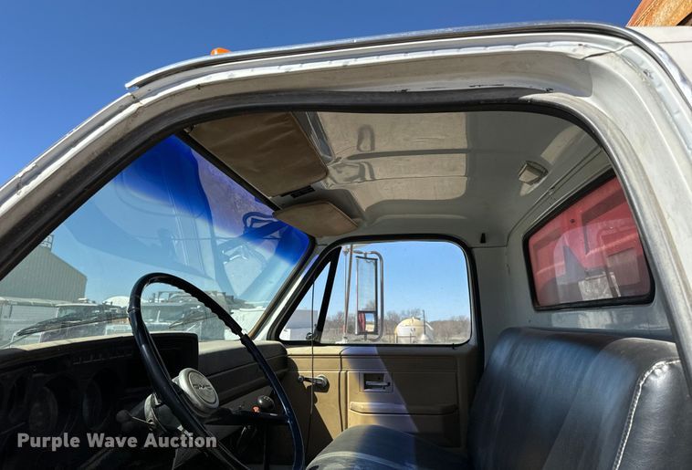 image for item NH9098 1987 GMC grain truck