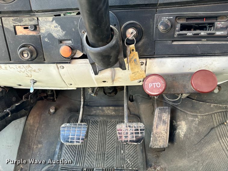 image for item NH9098 1987 GMC grain truck