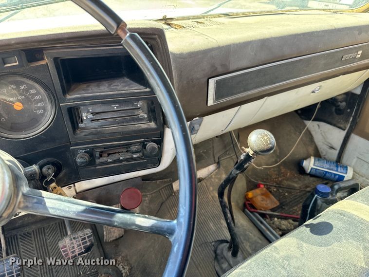 image for item NH9098 1987 GMC grain truck