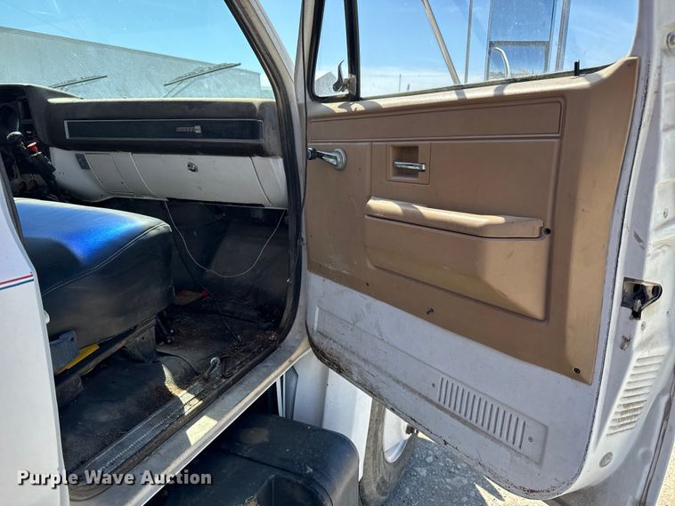 image for item NH9098 1987 GMC grain truck