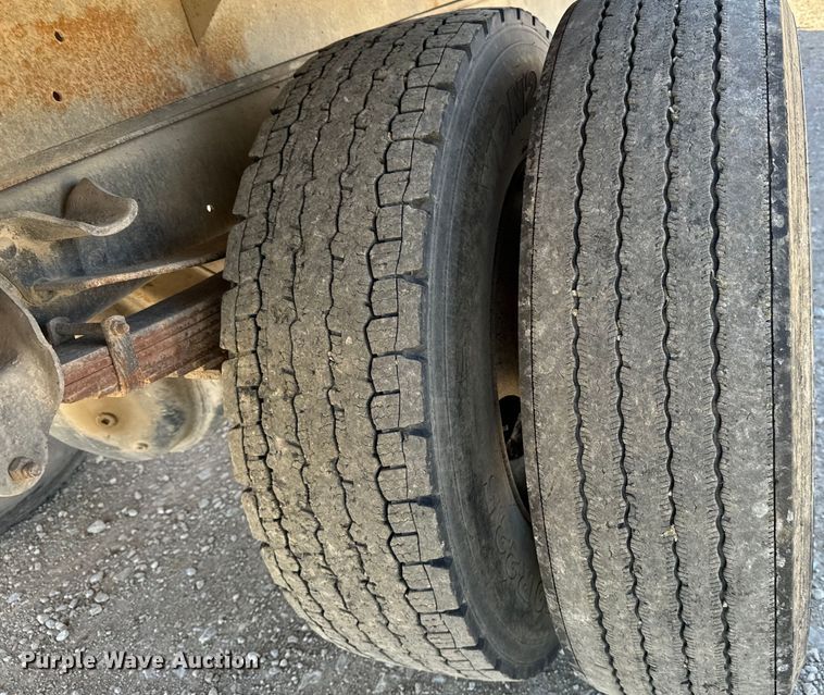 image for item NH9098 1987 GMC grain truck