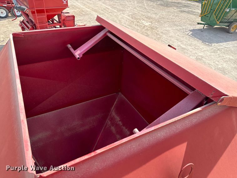 image for item NH9108 Feed Train 6000A seed tender