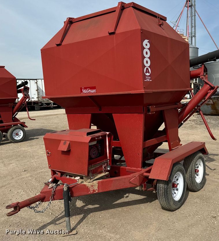 image for item NH9109 Feed Train 6000A seed tender