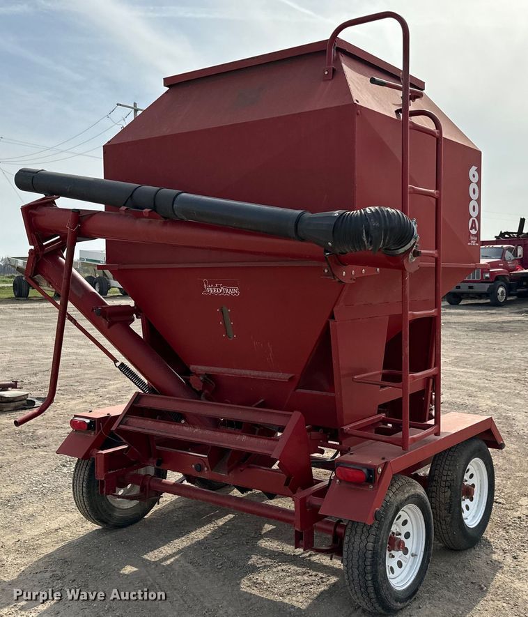 image for item NH9109 Feed Train 6000A seed tender